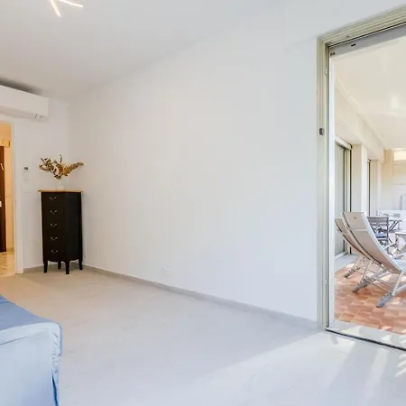 Renovated 3-room In A Leafy Park Apartment